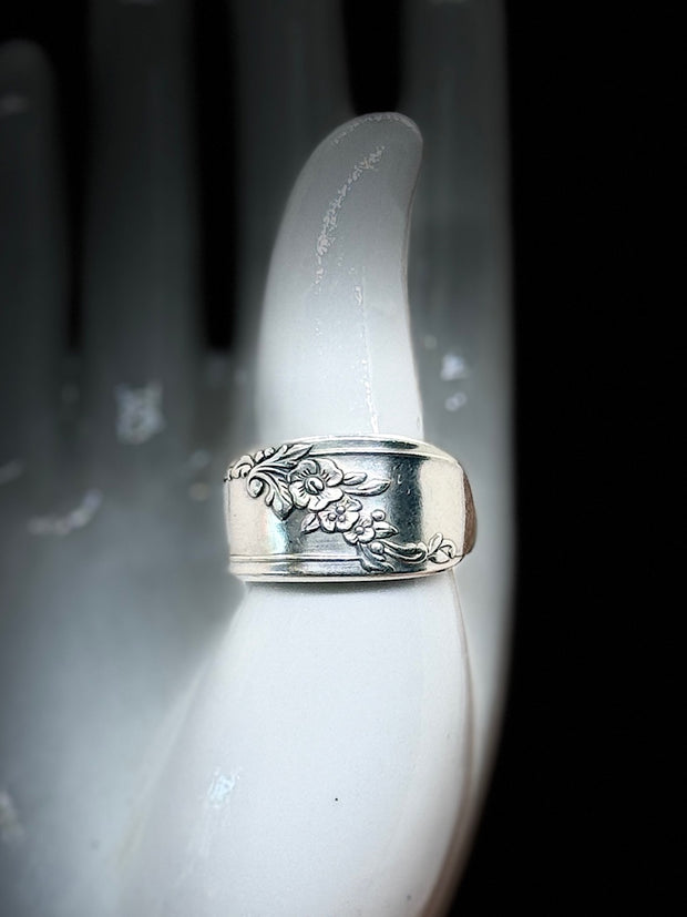 Size 7 Handmade Spoon Ring – 1946 Queen Bess II by Oneida Silver. (Silver Plated)