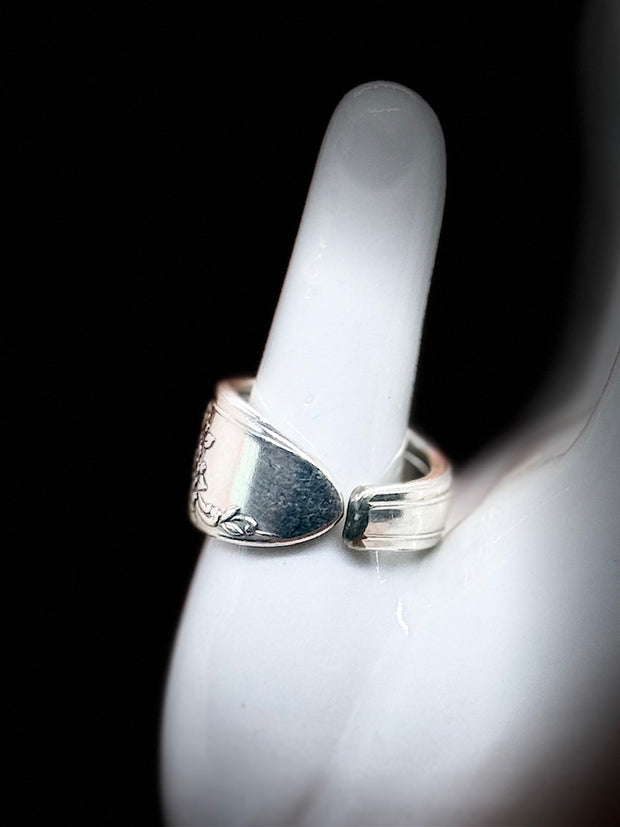 Size 7 Handmade Spoon Ring – 1946 Queen Bess II by Oneida Silver. (Silver Plated)